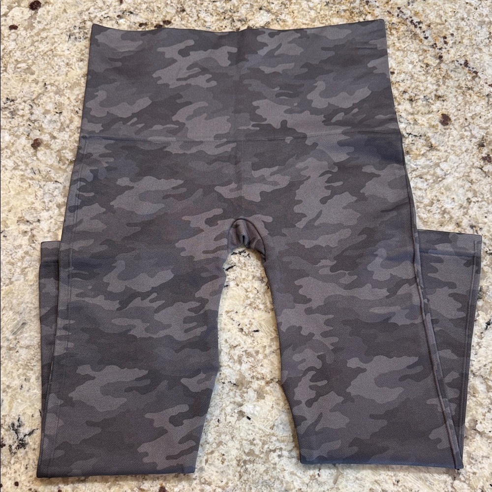 SPANX Size Large Camouflage Cropped Leggings Charcoal Tones Light & Dark Grays